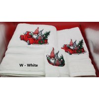 Weihnachtszwerge in Rot Lkw Bestickte Handtücher - Wählen Sie Größe Von Set & Handtuchfarbe Badetuch, Handtuch, Waschlappen von cybergeeks2