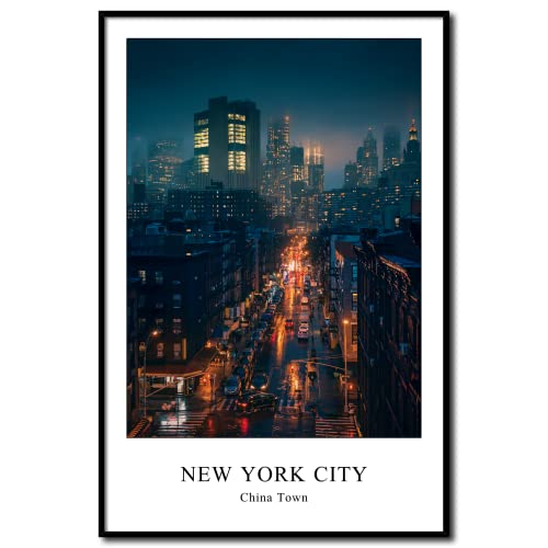 Rahmenbild New York China Town 40 x 60 cm | Skyline mit Aussicht auf Chinatown bei Nacht | Atmosphärisches Wandbild in Farbe mit Schriftzug im Rahmen Hochformat | Wohnzimmer Schlafzimmer Flur Büro von daazoo