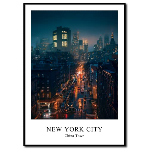 Rahmenbild New York China Town 50 x 70 cm | Skyline mit Aussicht auf Chinatown bei Nacht | Atmosphärisches Wandbild in Farbe mit Schriftzug im Rahmen Hochformat | Wohnzimmer Schlafzimmer Flur Büro von daazoo