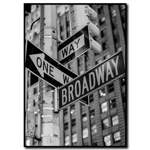 Bild New York Broadway Street mit Rahmen 50 x 70 cm (AUFHÄNGFERTIG) - Straßenschilder der berühmten Broadway Street - Gerahmtes Wandbild - Bilder Set - schwarzweiß schwarzweiss schwarz weiss weiß von daazoo