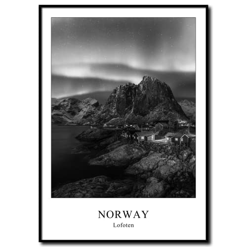 daazoo Gerahmtes Lofoten 2 | Wandbild Rahmenbild | Polarlicht Norwegen Aurora borealis Nordlichter bei Nacht | Bild schwarzweiss schwarz weiß mit Rahmen | 50 x 70 cm von daazoo