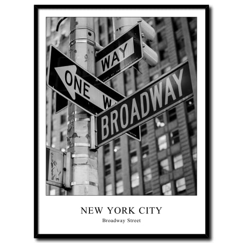 daazoo Rahmenbild New York Broadway | Wandbild mit Rahmen | Der Broadway ist die älteste und mit mehr als 25 km die längste Nord-Süd-Durchquerung Manhattans | schwarz weiß | 30 x 40 cm von daazoo
