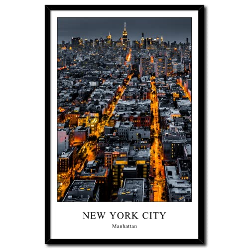 daazoo Rahmenbild New York City Lights 20 x 30 cm | Aussicht auf die beleuchteten Straßen New Yorks und die Skyline am Abend | Atmosphärisches Wandbild in Farbe mit Schriftzug im Rahmen Hochformat von daazoo