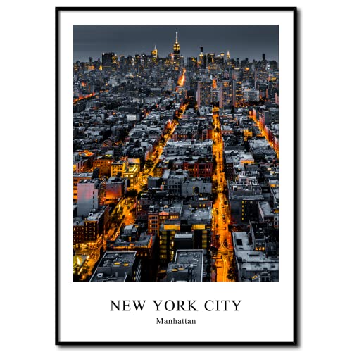 daazoo Rahmenbild New York City Lights 50 x 70 cm | Aussicht auf die beleuchteten Straßen New Yorks und die Skyline am Abend | Atmosphärisches Wandbild in Farbe mit Schriftzug im Rahmen Hochformat von daazoo