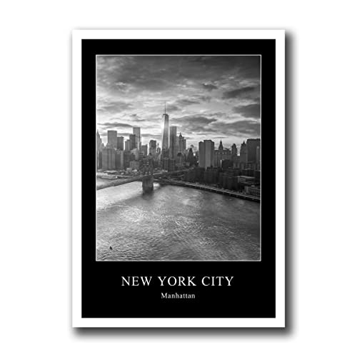 daazoo Rahmenbild New York Manhattan OWTC | Wandbild mit Rahmen weiß | Bild Motive Stadt City | USA One World Trade Center Wolkenkratzer | Geschenkidee | Wohnzimmer Büro | schwarzweiß | 50 x 70 cm von daazoo