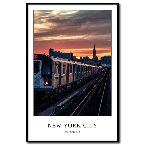 daazoo Rahmenbild New York Red Sky 40 x 60 cm | Subway New York im Sonnenuntergang | Atmosphärisches Wandbild in Farbe mit Schriftzug im Rahmen Hochformat | Wohnzimmer Schlafzimmer Flur Büro von daazoo