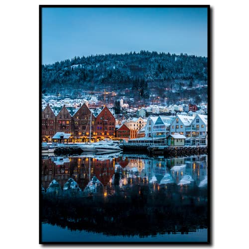 daazoo Rahmenbild Norwegen Bergen | Wandbild mit Rahmen schwarz | Bild Stadt Schnee Winter Blau Holzhäuser Natur | Wohnzimmer Schlafzimmer Büro Küche Set | 50 x 70 cm von daazoo