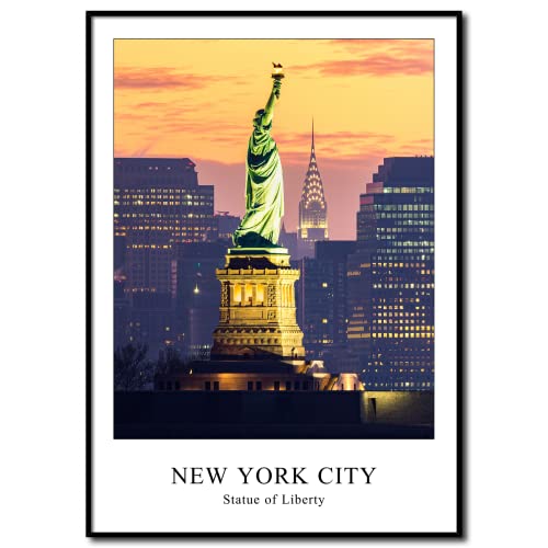 daazoo Rahmenbild Statue of Liberty & Chrysler Building 50 x 70 cm | Die berühmte Freiheitsstatue in der Dämmerung | Atmosphärisches Wandbild in Farbe mit Schriftzug im Rahmen Hochformat von daazoo