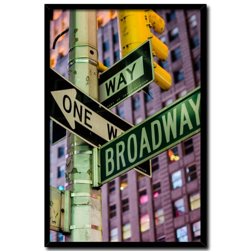 daazoo Wandbild Broadway Street Sign | 20 x 30 cm Hochformat | Bild mit Rahmen schwarz Hochformat | Poster Manhattan City | New York Schilder Straßenschilder One Way | Wohnzimmer Büro von daazoo