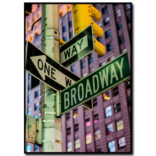 daazoo Wandbild Broadway Street Sign | 50 x 70 cm Hochformat | Bild mit Rahmen schwarz Hochformat | Poster Manhattan City | New York Schilder Straßenschilder One Way | Wohnzimmer Büro von daazoo