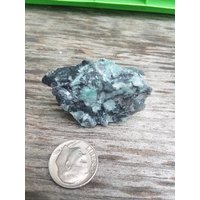 Rohe Smaragdstufe// 27.7 Gramm// 1, 5 in X .75 In//Rohe Smaragde//Grüne Kristalle//Kristalle Rohe Smaragdstufe// 27.7 Gramm// 1, 5 in X .75 In//Rohe Smaragde//Grüne Kristalle//Kristalle von daggerandcloak