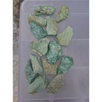 Roher Fuchsit// Preis Pro Stein// 2, 5cm// Glimmer// Glänzende Steine//Grüne Steine//Gesundheitsstein von daggerandcloak