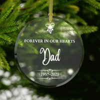 Dad Memorial Ornament #74 | Forever in Our Hearts in Erinnerung An Papa Verlust Der Eltern Erinnerungsstück Glasornament von dailyblotsco