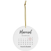 Hochzeit Datum Kranz Ornament #304 | Personalisierte Geschenk Namensornament Für Pärchen Runde Keramik Ornamente von dailyblotsco