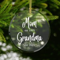 Mama Est Oma #84 | Baby Ankündigung Personalisiertes Ornament Shower Geschenk Glasornament von dailyblotsco