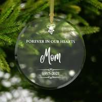 Mom Memorial Ornament | Forever in Our Hearts in Erinnerung An Mama Verlust Der Erinnerungsstück Glasornament von dailyblotsco