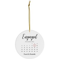 Paare Verlobung Datum Ornament | Personalisiertes Geschenk Namensornament Für Paar Runde Keramik Ornamente von dailyblotsco