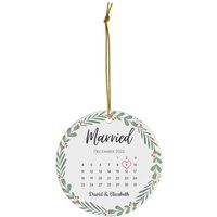 Pärchen Hochzeit Datum Kranz Ornament #48 | Personalisiertes Geschenk Namensornament Für Paar Runde Keramik Ornamente von dailyblotsco