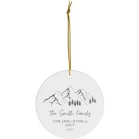 Personalisiertes Familien-Ornament #248 | Berglandschaft Weihnachtsgeschenk Benutzerdefinierter Nachname Christbaumkugel Keramik Ornament von dailyblotsco