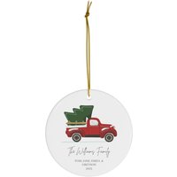 Personalisiertes Familien-Ornament | Roter Lkw Weihnachtsbaum Weihnachtsgeschenk Benutzerdefinierter Nachname Runde Keramik Ornamente von dailyblotsco