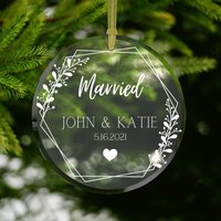 Verheiratete Glasornamente #41 | Personalisiertes Geschenk Andenken Paare Namen Hochzeitsgeschenk Glasornament von dailyblotsco