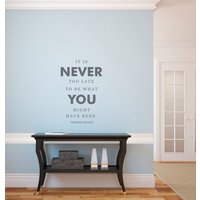Never Too Late George Elliot Zitat - Wandaufkleber Benutzerdefinierte Vinylkunst-Aufkleber von danadecals