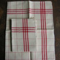 Vintage 2 Original Antike Rein Leinen Handtuch Küchentuch Geschirrtuch in Beige Mit Roten Streifen Unbenutzt 83x60cm Aus Frankreich Um 1940 von darauffreueichmich