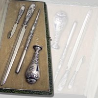 Vintage Antikes Florales Jugendstil Schreibset Schreibtischset 4 Teile Mit Freiem Monogrammfeld Aus Silber 800 Punze Wildschweinkopf Vintage Antikes Florales Jugendstil Schreibset Schreibtischset 4 Teile Mit Freiem Monogrammfeld Aus Silber 800 Punze Wildschweinkopf von darauffreueichmich