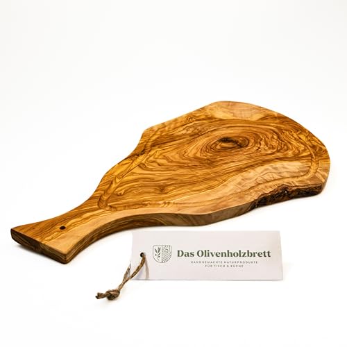 Neu DAS OLIVENHOLZBRETT® Schneidebrett aus Olivenholz mit Saftrille und Griff im Naturschnitt/Steakbrett aus Olivenholz/Servierbrett/Käsebrett rustikal ca. 35-38 cm lang … von das Olivenholzbrett