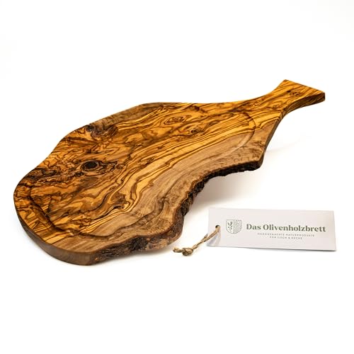 DAS OLIVENHOLZBRETT® Schneidebrett aus Olivenholz mit Saftrille und Griff im Naturschnitt/Steakbrett aus Olivenholz/Servierbrett/Käsebrett rustikal ca. 50-54 cm lang … von das Olivenholzbrett