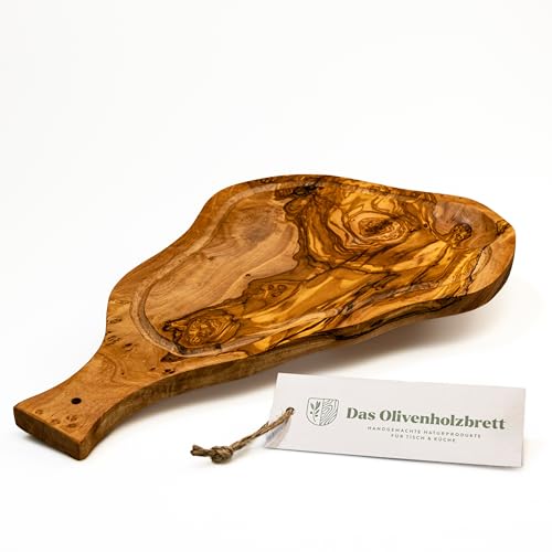 das Olivenholzbrett® Schneidebrett aus Olivenholz mit Saftrille und Griff im Naturschnitt/Steakbrett aus Olivenholz/Servierbrett/Käsebrett rustikal ca. 45-48 cm lang von das Olivenholzbrett