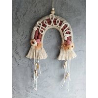 Makramee Regenbogen Mobile Mit Blüten, Pompoms & Namenspersonalisierung - Liebevolle Boho-Deko Fürs Kinderzimmer Makramee Regenbogen Mobile Mit Blüten, Pompoms & Namenspersonalisierung - Liebevolle Boho-Deko Fürs Kinderzimmer von dasDekowerk