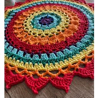 Gehäkeltes Deckchen Mandala Handarbeit Regenbogen Gehäkeltes Deckchen Mandala Handarbeit Regenbogen von dasspatzennest