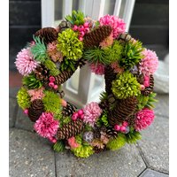 Wandkranz Mit Zapfen Rosa Und Grün Geschenkidee Herbstkranz Wandkranz Mit Zapfen Rosa Und Grün Geschenkidee Herbstkranz von dasspatzennest