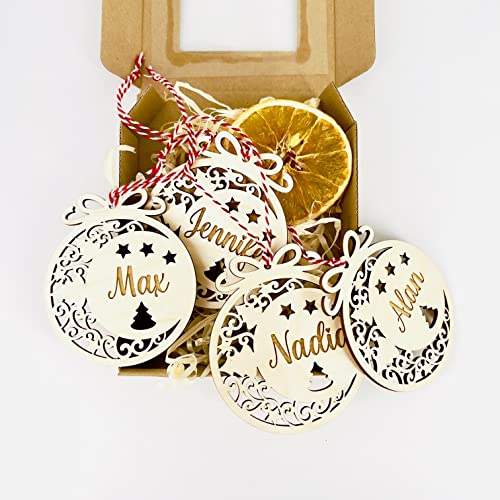 decoresca - Personalisierte Weihnachtskugel aus Holz mit Name - Weihnachtsbaum Deko – Weihnachtsdekoration – graviert - Weihnachtsbaumanhänger – 9 cm - Satz von 4 Stück decoresca - Personalisierte Weihnachtskugel aus Holz mit Name - Weihnachtsbaum Deko – Weihnachtsdekoration – graviert - Weihnachtsbaumanhänger – 9 cm - Satz von 4 Stück von decoresca