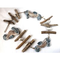 Treibholzkette 110 cm Seepferdchen Blau Aus Holz Und Kiesel Treibholzkette 110 cm Seepferdchen Blau Aus Holz Und Kiesel von dekoundmeer