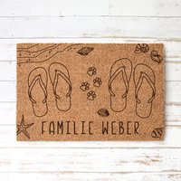 Flip Flops Kokos Fußmatte Personalisiert Mit Namen, Pfoten Hunde/Katze, Strandmotiv | Indoor Türmatte Geschenk Familie Paar Einzug von derBandshop
