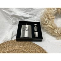 Flachmann Set/Mit 2 Bechern Und Kleinem Trichter Edelstahl Personalisiert Name Flachmann Set/Mit 2 Bechern Und Kleinem Trichter Edelstahl Personalisiert Name von designfabrikmueller