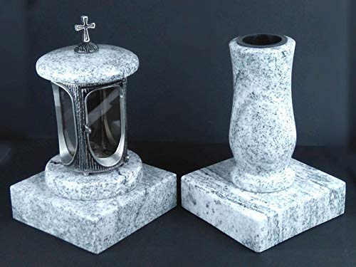 designgrab Alu Grablampe aus Aluminium in Antikoptik mit Kreuz und Grabvase und 2 Stück Sockel eckig in Granit Viscont White von designgrab