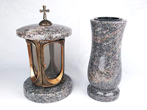designgrab Grablampe aus messingfarbenem Aluminium in Antikoptik mit Kreuz und Grabvase in Granit Himalaya von designgrab