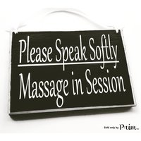 8x6 Bitte Sprechen Sie Sanft Massage in Sitzung Benutzerdefinierte Holzschild Spa Büro Sanfte Stimmen Quiet Progress Pssst Salon Wandaufhänger von designsbyprim