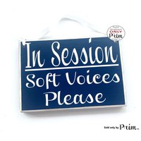 8x6 in Session Soft Voices Please Custom Holzschild | Quiet Progress Behandlung Treffen Sprechen Shhh Spa Salon Massage Büro Tür Plaque von designsbyprim