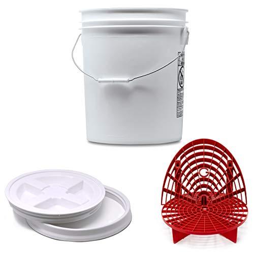 Detailmate professionelles Wasch Eimer Set: Magic Bucket Wascheimer 5 GAL (ca. 20 Liter), Gamma Seal Eimerdeckel weiß, GritGuard Schmutz Einsatz rot, GritGuard Washboard rot von detailmate