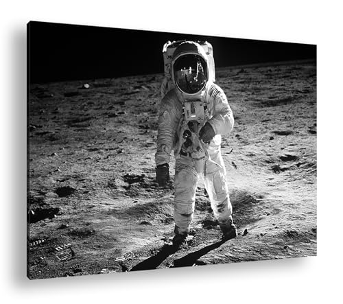 Astronaut auf dem Mond Format:90x60 cm Effekt: Schwarz/Weiß als Leinwandbild, Motiv fertig gerahmt auf Echtholzrahmen, Hochwertiger Digitaldruck mit Rahmen von deyoli