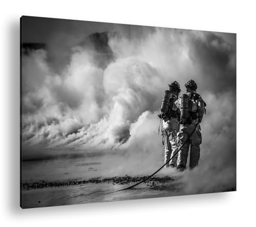 Helden des Feuers - Die Feuerwehr Format:75x50 cm Effekt:Schwarz/Weiß als Leinwandbild, Motiv fertig gerahmt auf Echtholzrahmen, Hochwertiger Digitaldruck mit Rahmen von deyoli