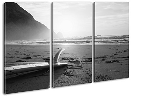 deyoli zurück gelassenes Surfbrett am Strand Effekt: Schwarz/Weiß Format: 3-teilig 120x80, Motiv fertig gerahmt auf Echtholzrahmen, Hochwertiger Digitaldruck mit Rahmen von deyoli