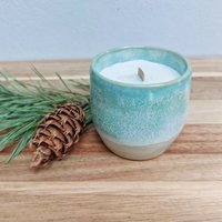 Kerze in Handgedrehtem Keramikgefäß Grün/Mattweiß Kerze in Handgedrehtem Keramikgefäß Grün/Mattweiß von dieKunstwerkstatt