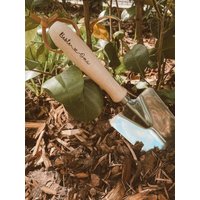 Holzschaufel Personalisiert | Garten Geschenkidee Gartenkelle Mit Namen Einzugsgeschenk Oma von dieLotta