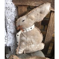 Dekohase Sackleinen Easter Bunny Stoffhase Frühlingsdekoration Osterdeko Farmhouse Rustikal Primitive Art Rabbit Shabby Chic Hasenliebe von diekleineManufaktur