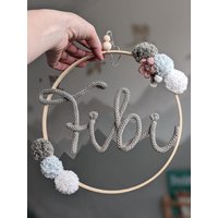 Personalisierter Namensring Mit Bommeln Name Aus Wolle Türschild Namenskreis Türkranz Geschenk Geburt Geburtstag Taufe Kinderzimmer Deko Personalisierter Namensring Mit Bommeln Name Aus Wolle Türschild Namenskreis Türkranz Geschenk Geburt Geburtstag Taufe Kinderzimmer Deko von diekleineMotte